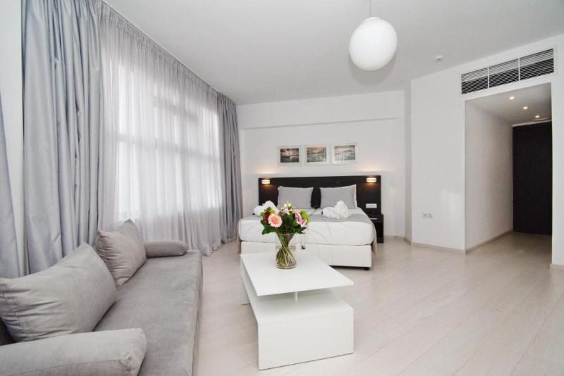 جناح جونيور, International Atene