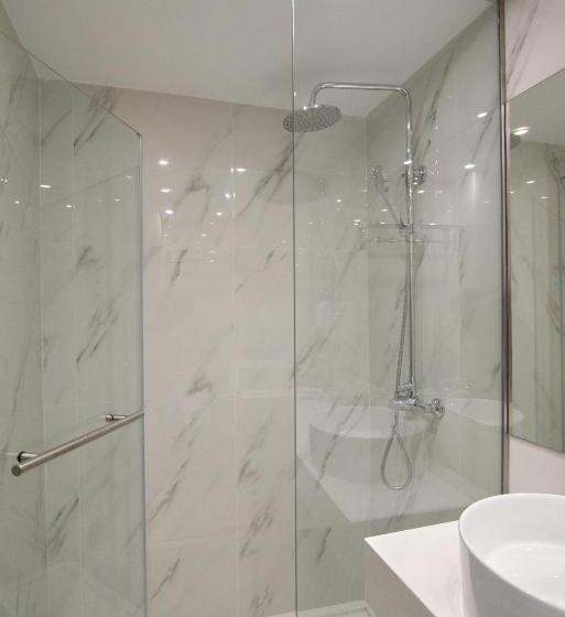 جناح جونيور, International Atene