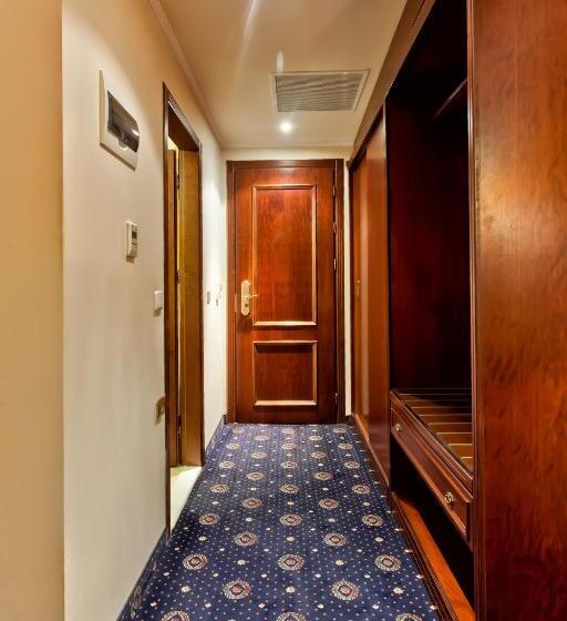 חדר סטנדרט, Kouros