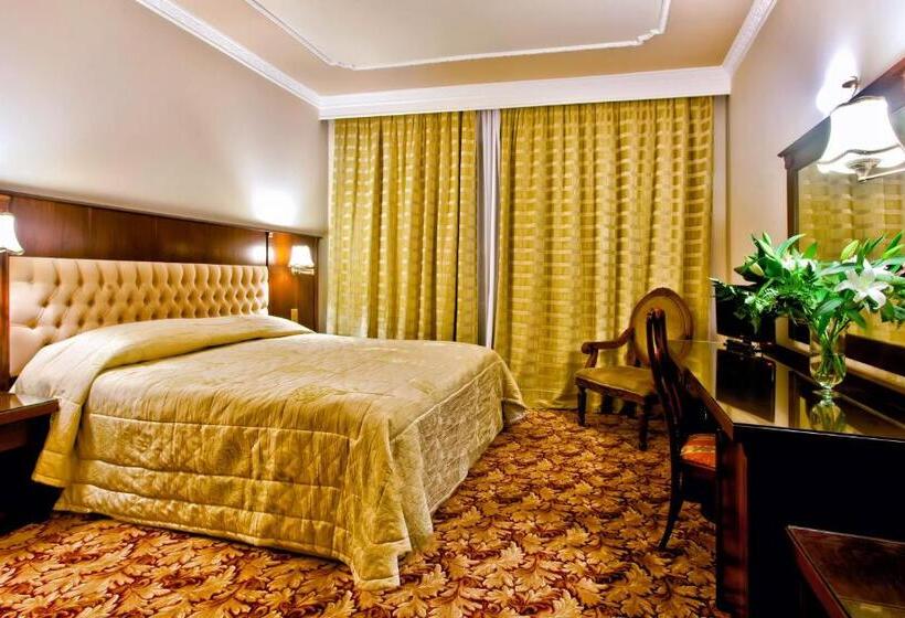 חדר סופריור, Kouros