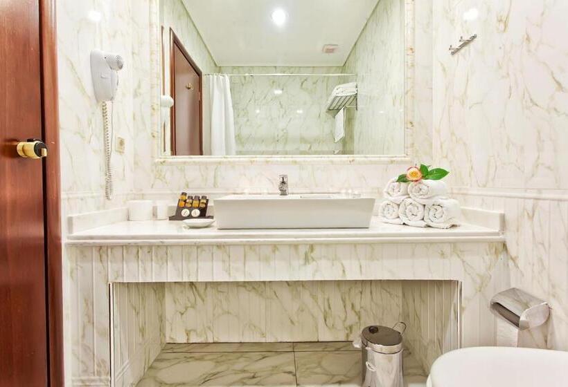 חדר סופריור, Kouros