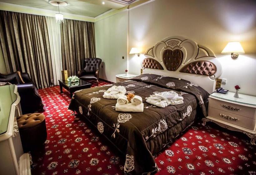 סוויטת ג'וניור, Kouros