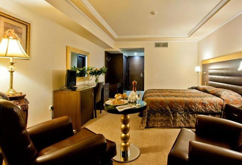 סוויטת ג'וניור, Kouros