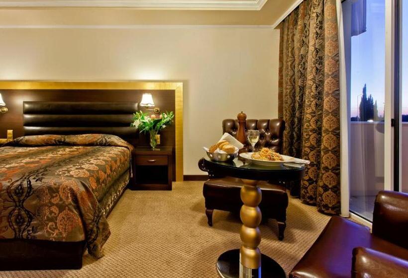 סוויטת ג'וניור, Kouros