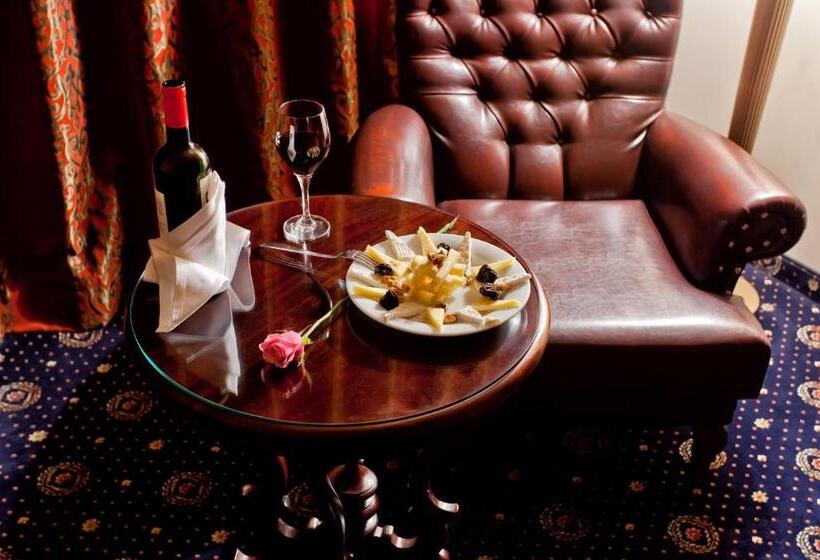 סוויטת ג'וניור, Kouros