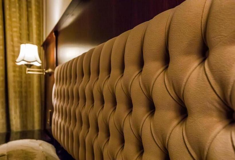 חדר אקזקיוטיב, Kouros