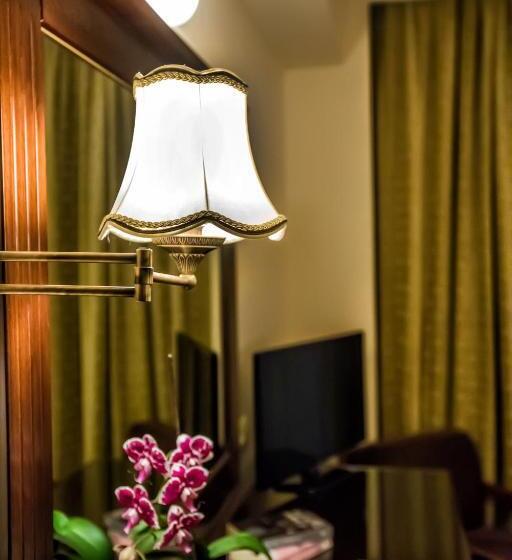 חדר אקזקיוטיב, Kouros