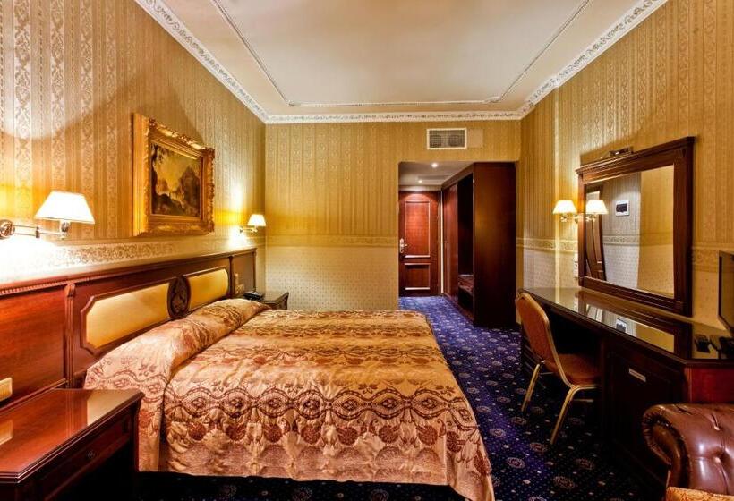 סוויטת ג'וניור, Kouros