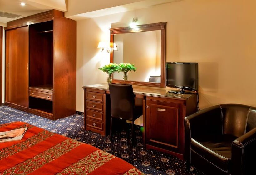 חדר סטנדרט יחיד, Kouros