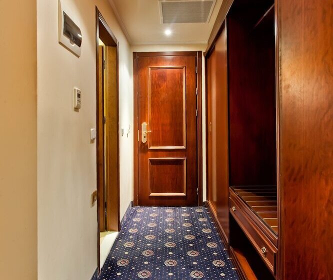 חדר סטנדרט, Kouros