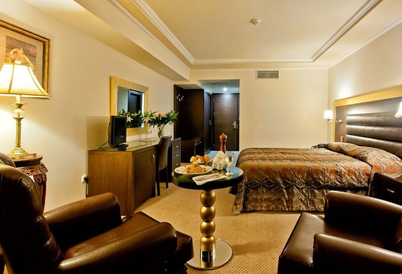 סוויטת ג'וניור, Kouros