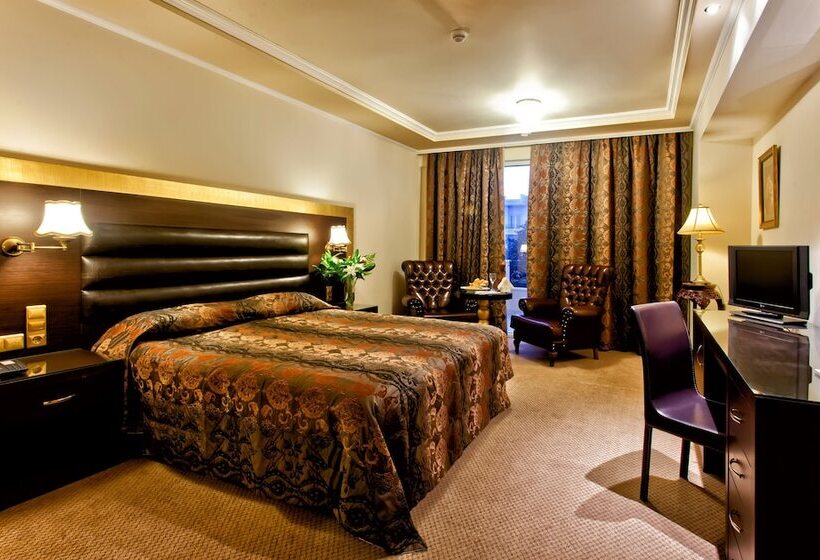 סוויטת ג'וניור, Kouros