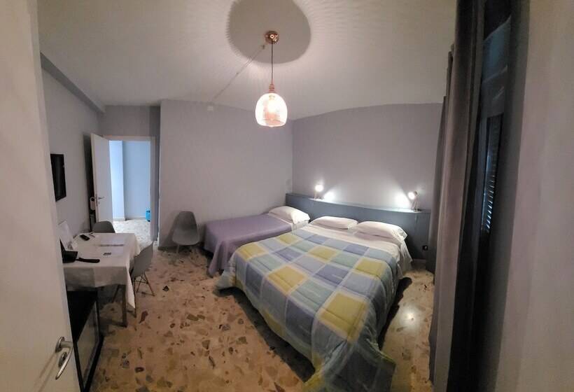 غرفة قياسية ثلاثية, Mare Nostrum Petit Hôtel