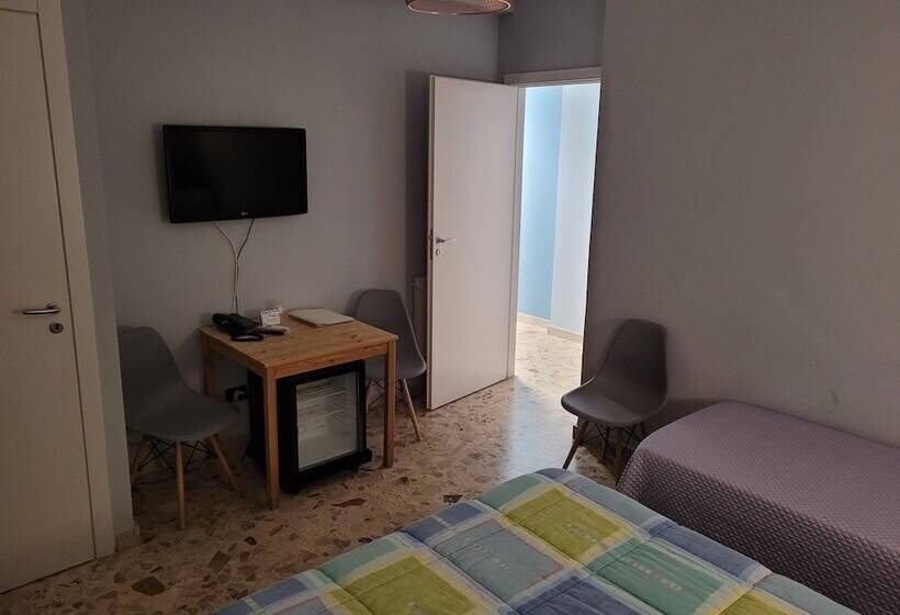 غرفة قياسية ثلاثية, Mare Nostrum Petit Hôtel