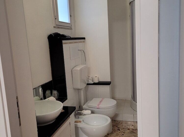 غرفة قياسية ثلاثية, Mare Nostrum Petit Hôtel