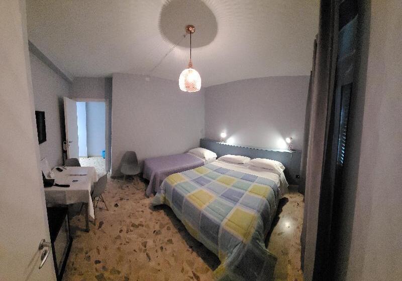 غرفة قياسية ثلاثية, Mare Nostrum Petit Hôtel