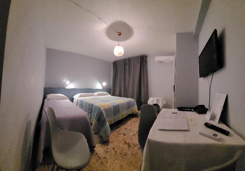 غرفة قياسية ثلاثية, Mare Nostrum Petit Hôtel