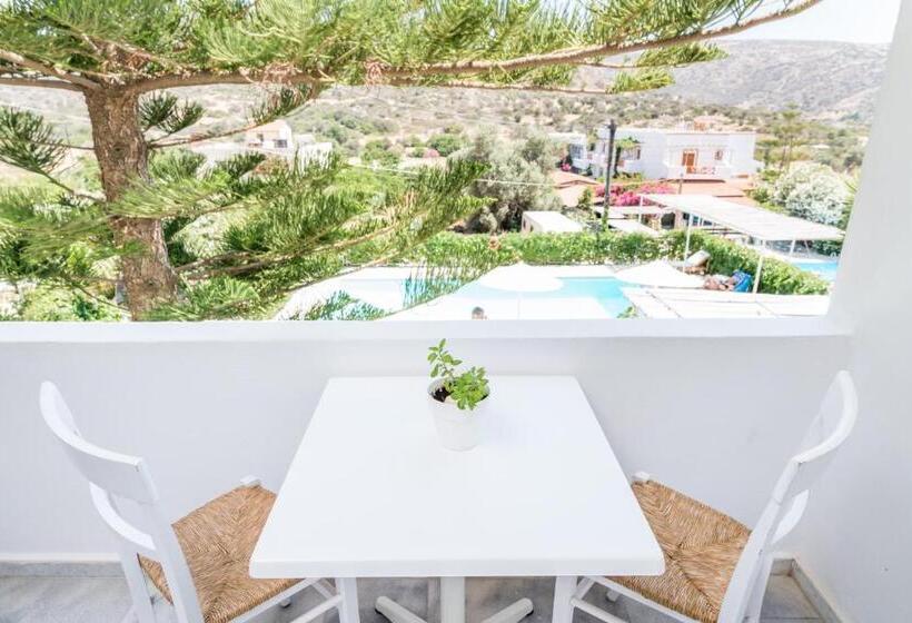 标准三人间, Marina