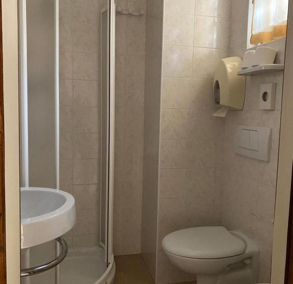 スタンダードトリプルルーム, Modenese