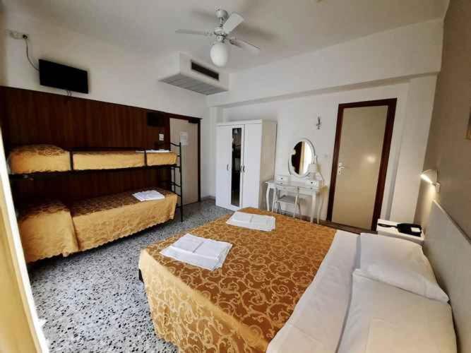 スタンダード4人部屋, Modenese