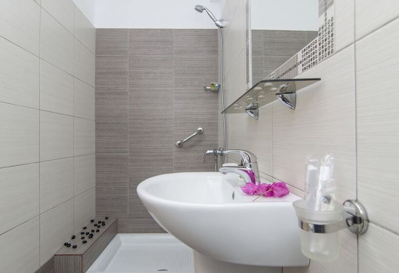 Полулюкс, Paradise Resort