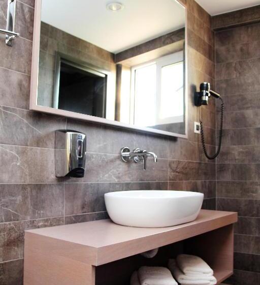 수피리어 트리플룸 바다 전망, Renieris