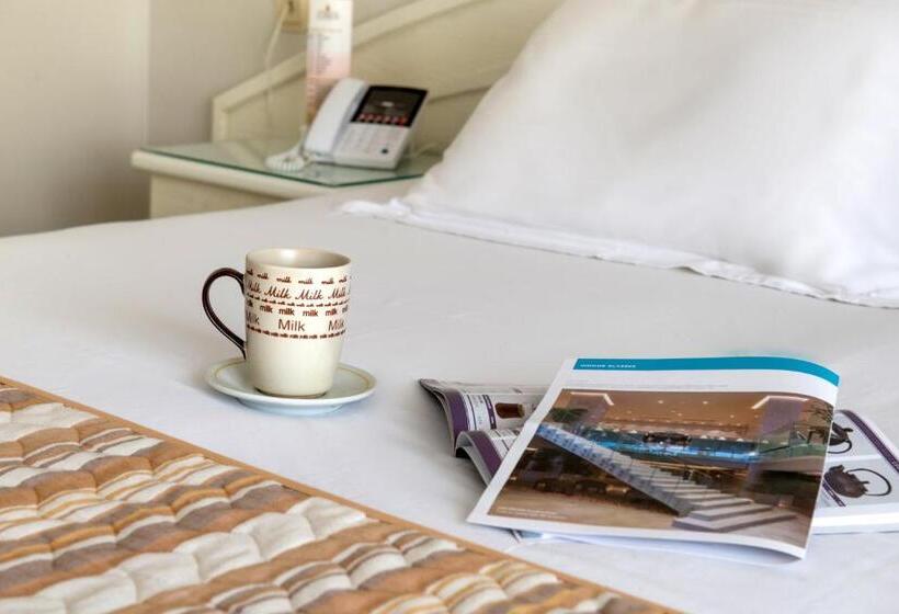 חדר יחיד קלאסי, Strass