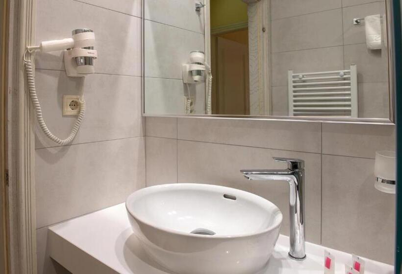 דירת שני חדרים, Strass