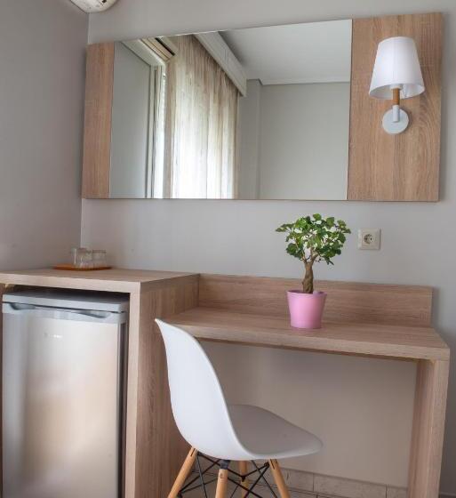 חדר סטנדרט לשלושה, Strass