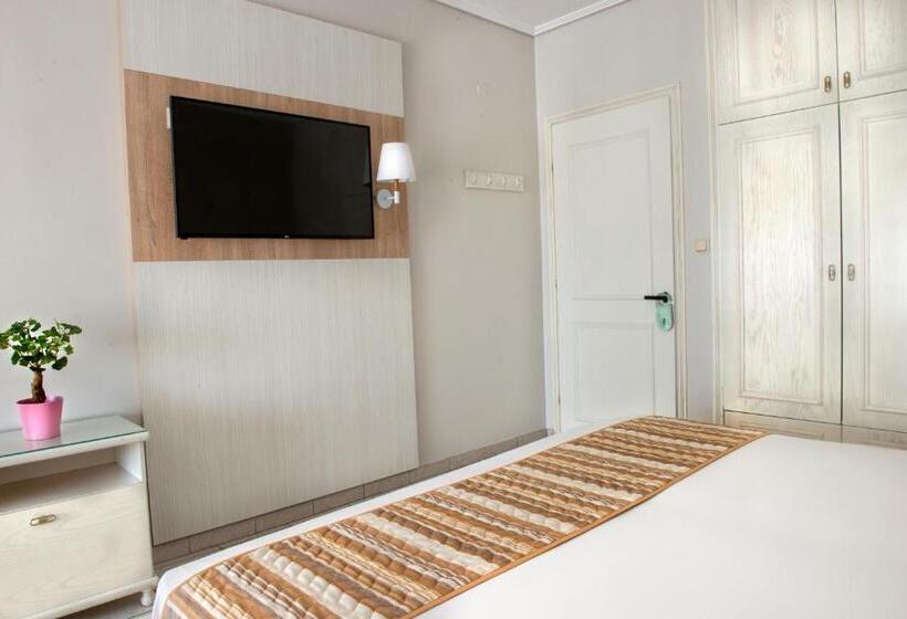 חדר סטנדרט לשלושה, Strass