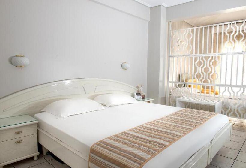 חדר סטנדרט לשלושה, Strass