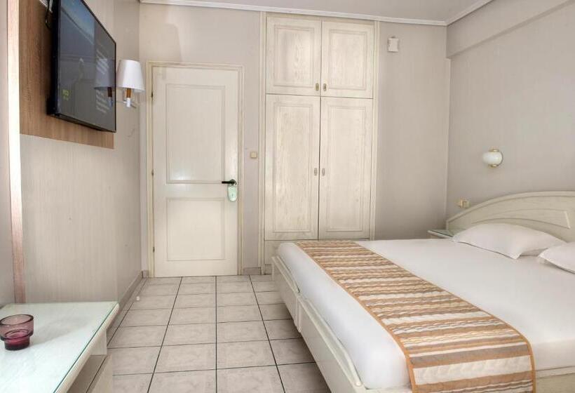 חדר סטנדרט לשלושה, Strass