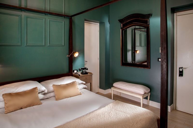 اتاق استاندارد, The B Place