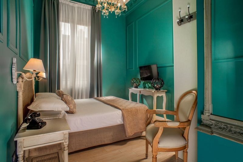 اتاق استاندارد, The B Place