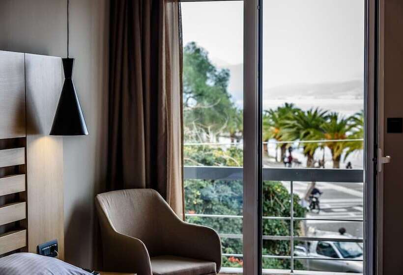 侧面海景标准三人间, Agamemnon