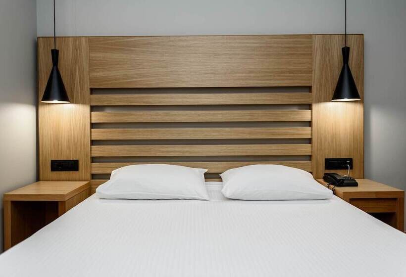 带城市景观的标准间, Agamemnon