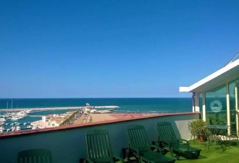 اتاق کلاسیک سه تخته, Borgo Marina