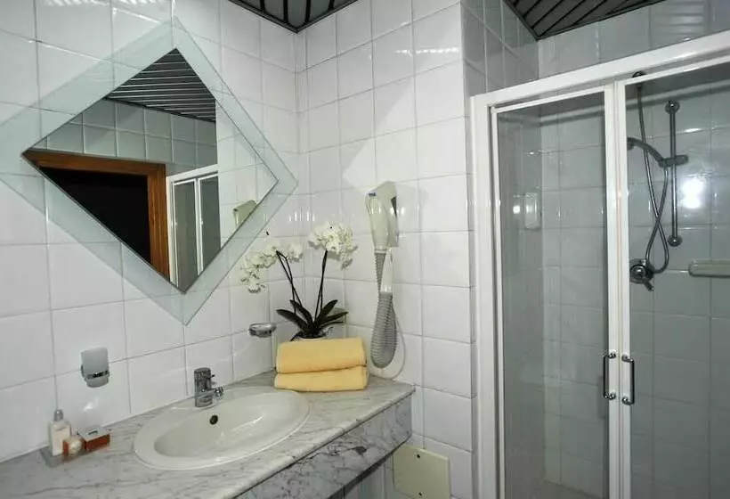 اتاق کلاسیک سه تخته, Borgo Marina