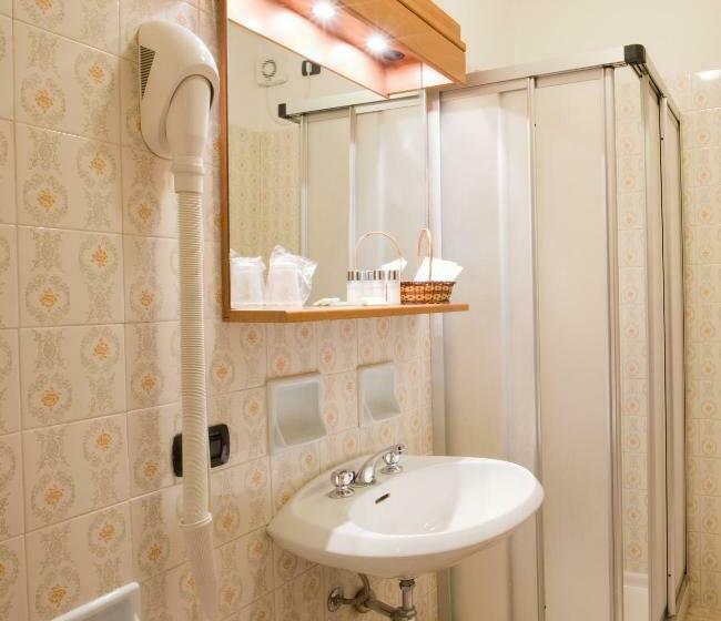 חדר אקונומי לשלושה, Carlone