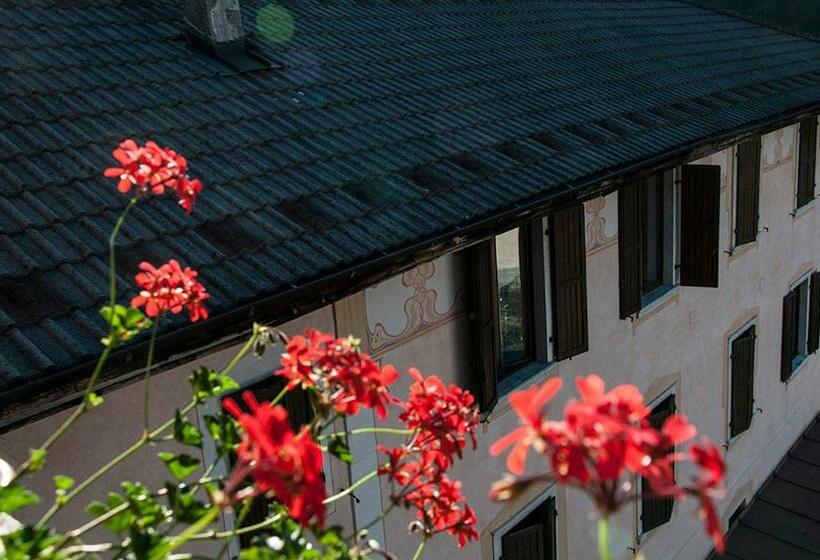 חדר אקונומי לשלושה, Carlone