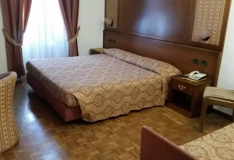 Economy Triple Room, Carlone