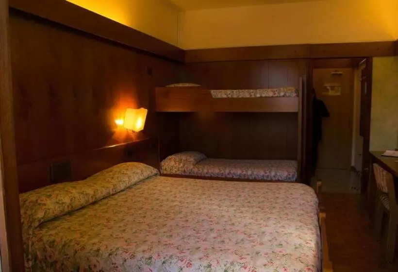 Economy Quadruple Room, Carlone