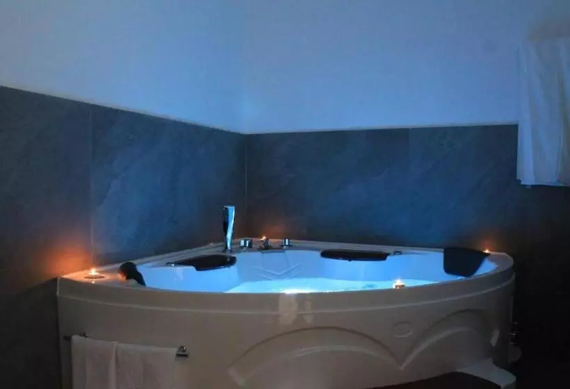 Suite z Hydromasażem, Carlone
