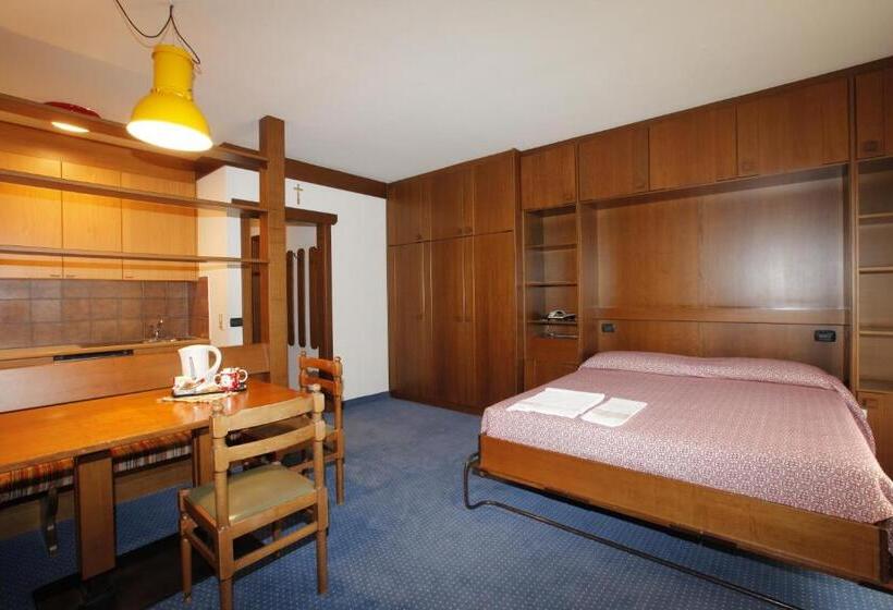 חדר סטנדרט לארבעה, Carlone