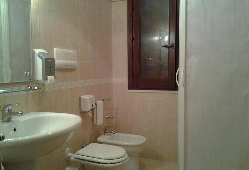 标准单人间, History