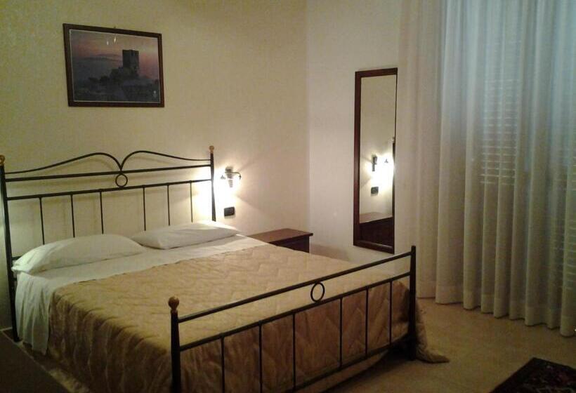 חדר סטנדרט לשלושה, History