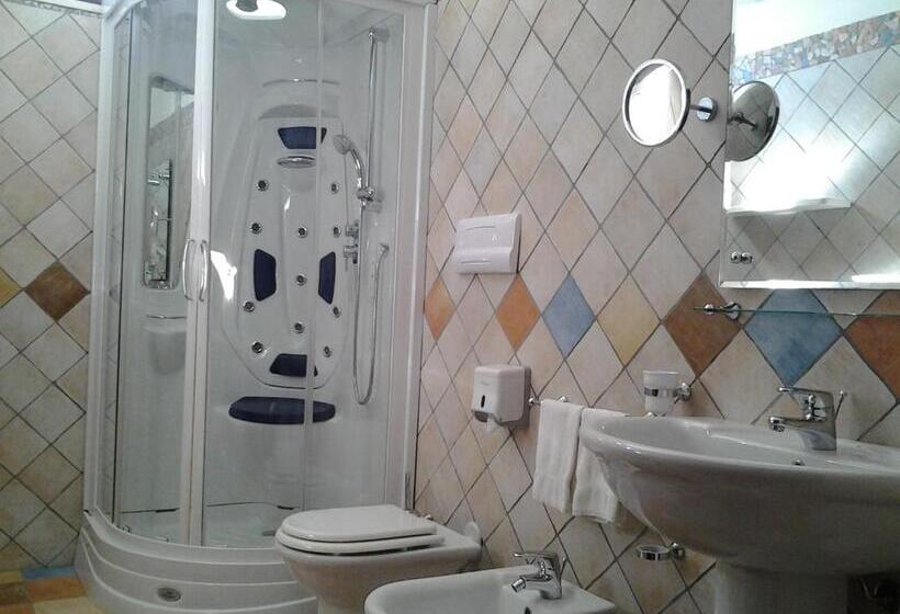 חדר סטנדרט לשלושה, History