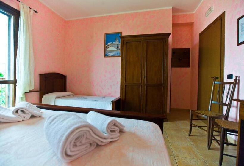 标准三人间, History