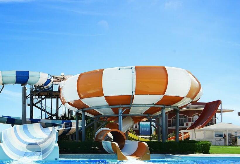 اتاق سوپریور با چشم‌انداز استخر, JAZ Aquamarine