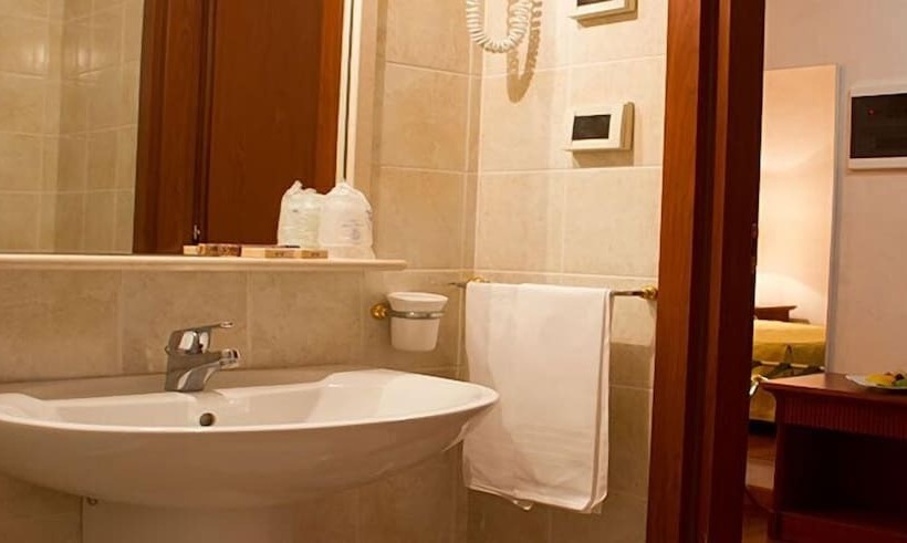 غرفة قياسية ثلاثية مزودة بشرفة, Parco Serrone